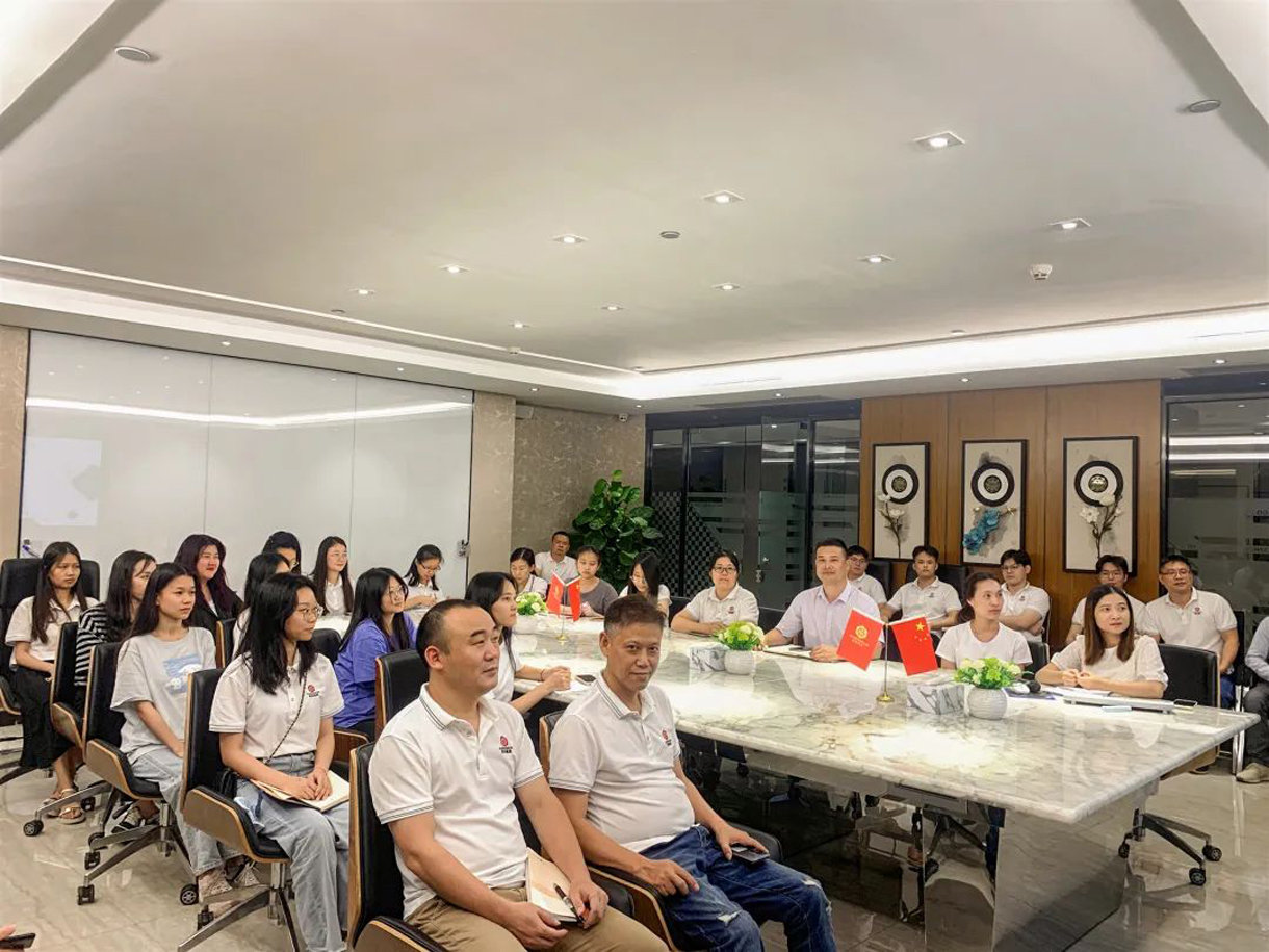 學(xué)習(xí)稅收政策，普及財(cái)會(huì)知識(shí)