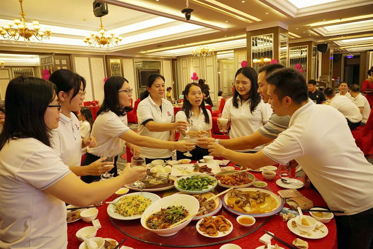 金秋九月、丹桂飄香，溫馨團(tuán)聚、情滿(mǎn)中秋!