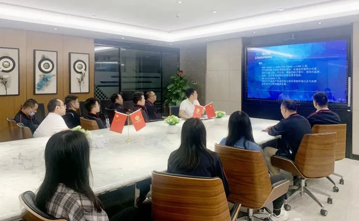 拓展專業(yè)知識(shí)，提升業(yè)務(wù)能力。