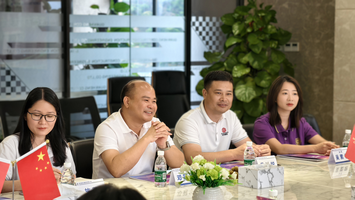 鎮(zhèn)女企業(yè)家聯(lián)合會代表來我司參觀交流