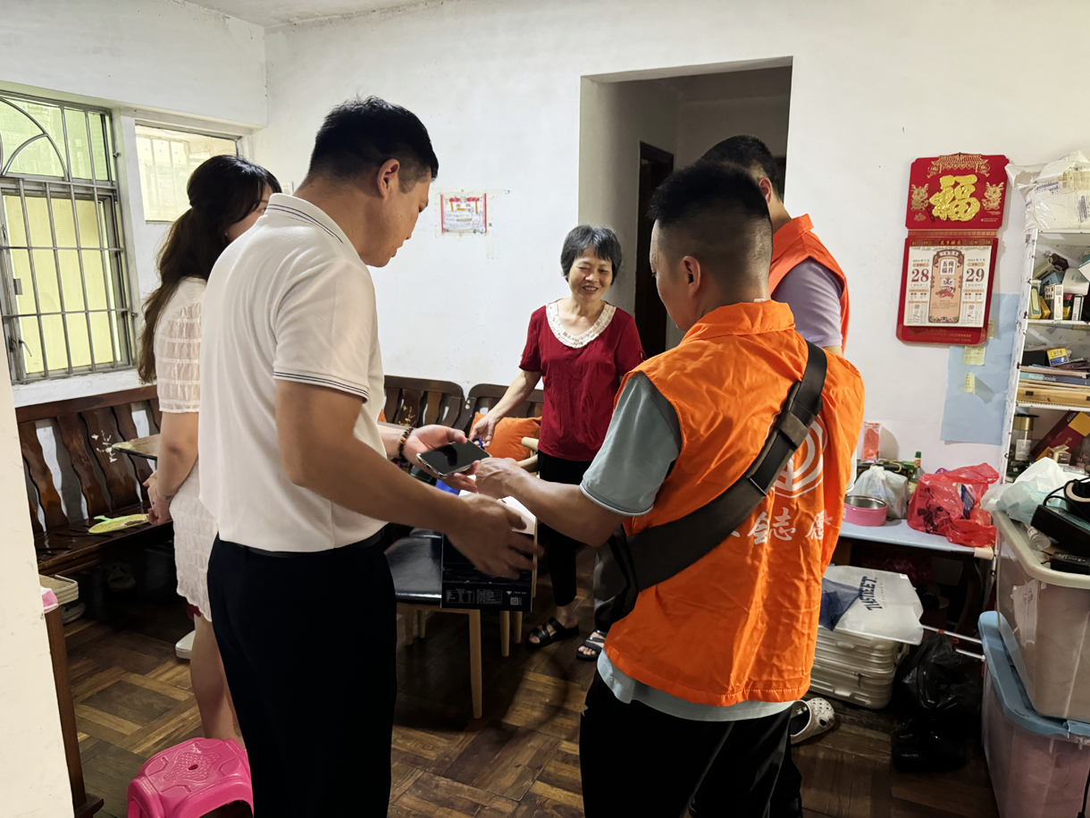 高溫送清涼，慰問沁人心。
